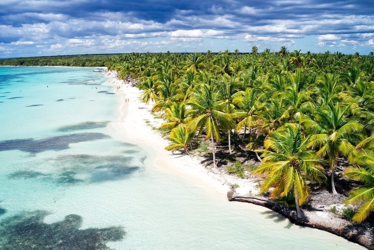 dos hombres juegan al golf en un campo con montañas cubiertas de nieve en el fondo