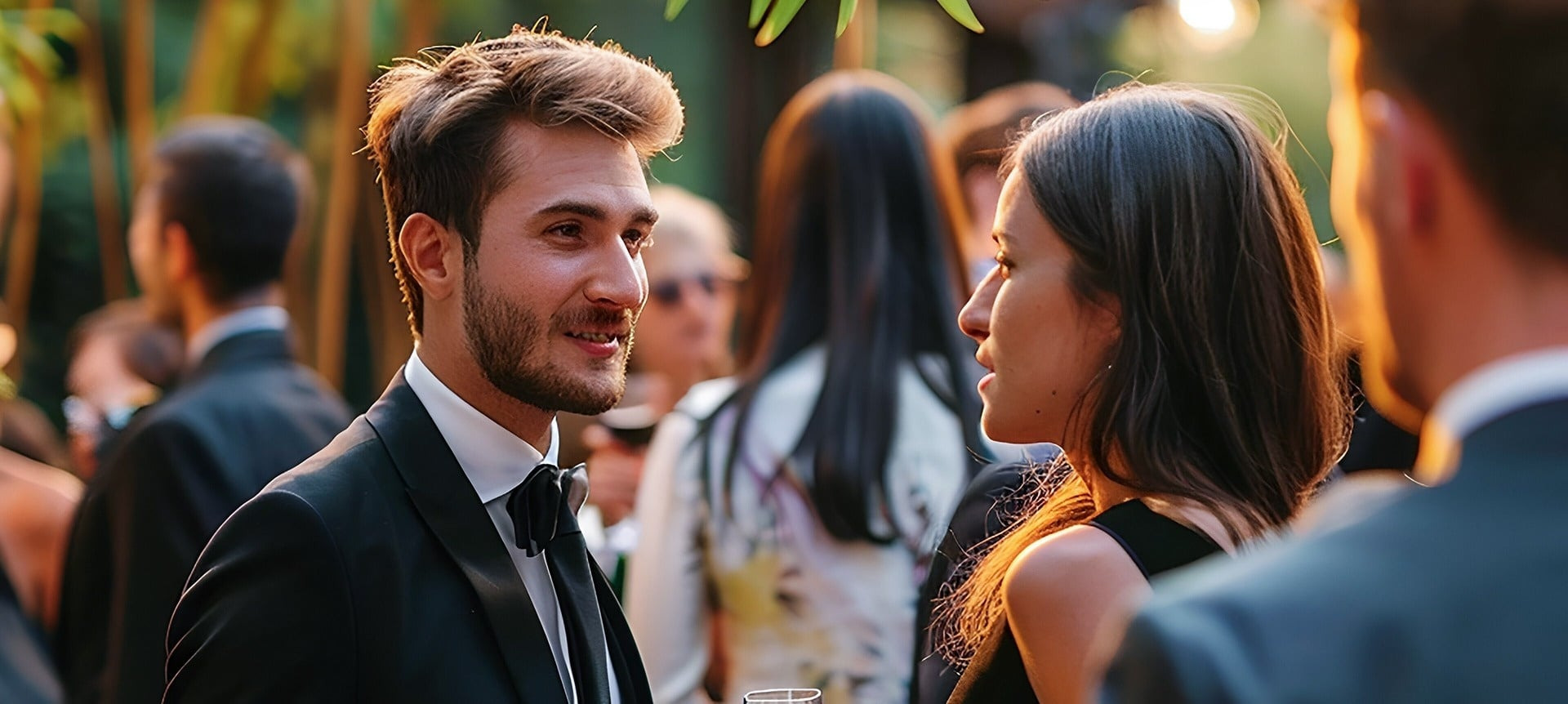 Personas aplaudiendo entusiastas en un evento hotelero, TEST4: Copia14. Mujer sonríe feliz.