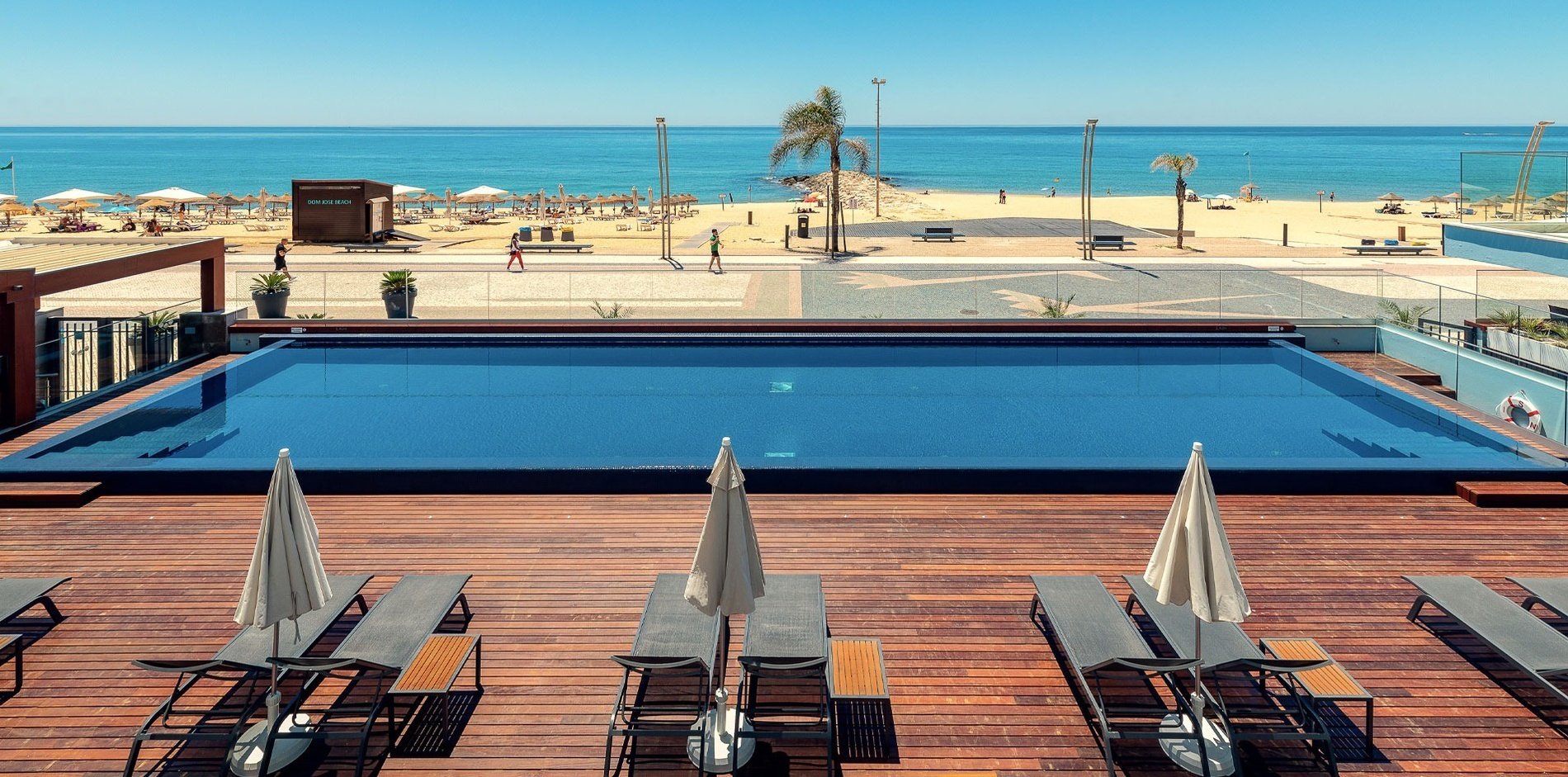 uma grande piscina com vista para o oceano