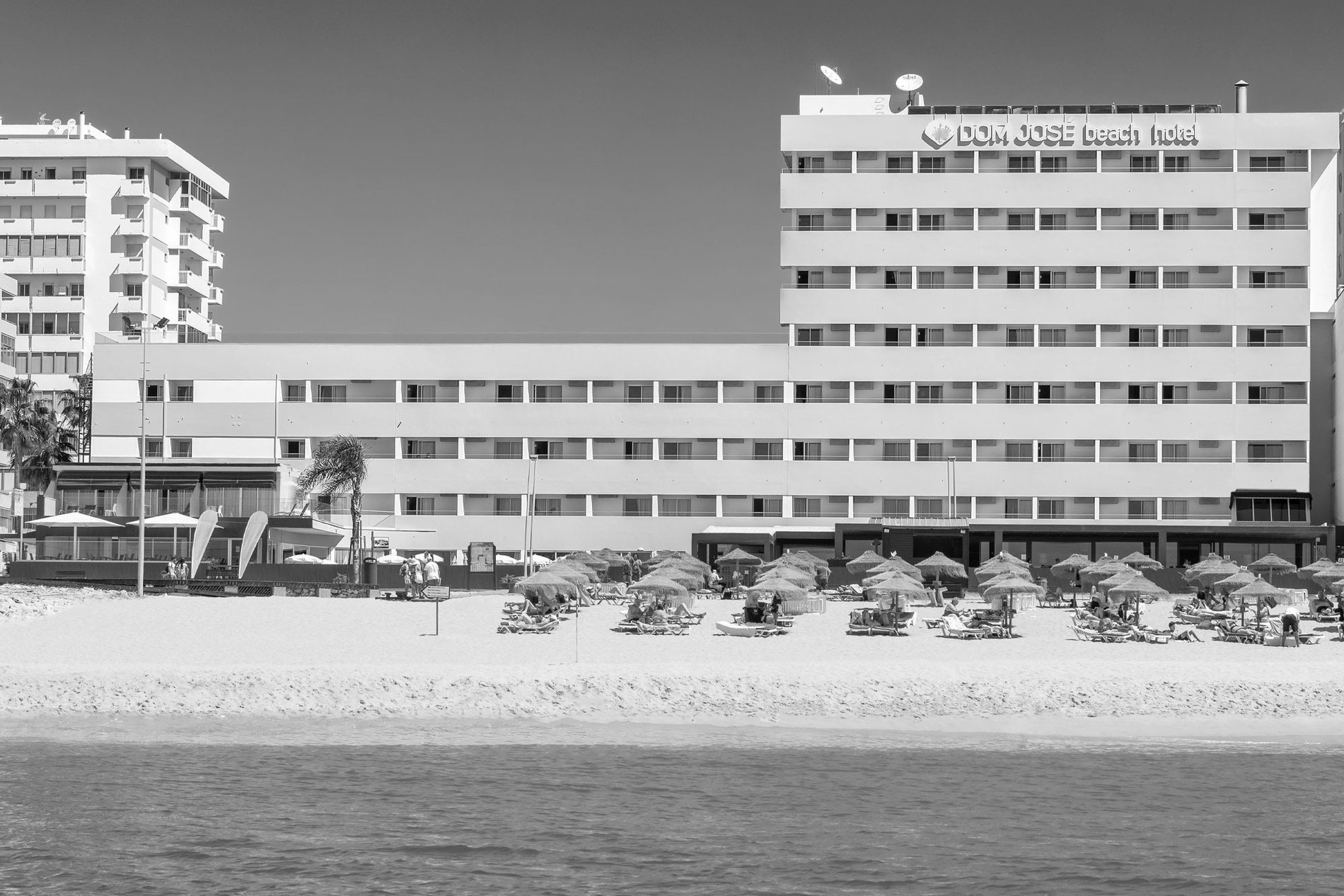 uma foto em preto e branco do dom jose beach hotel=s1900