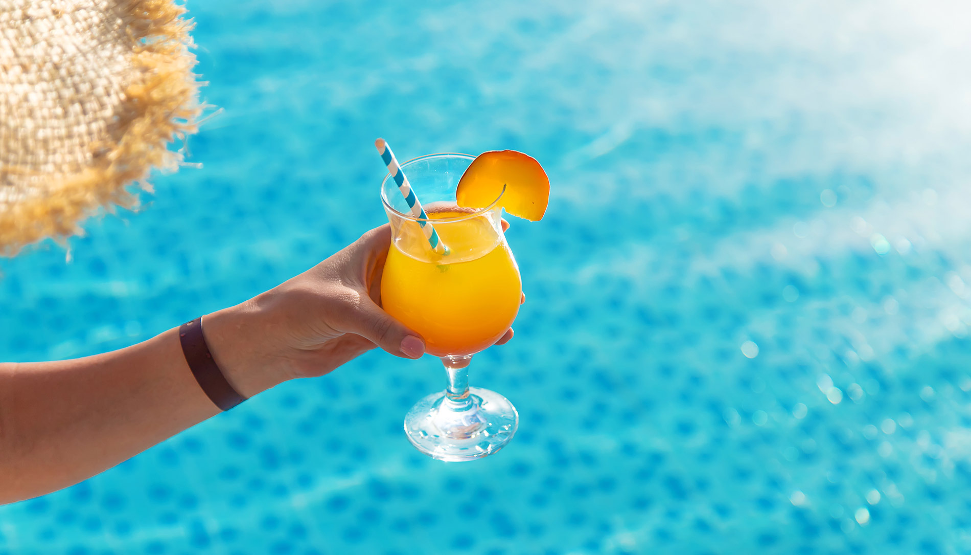 Cóctel junto a la piscina: TEST4: Copia14 perfecto para unas vacaciones refrescantes.