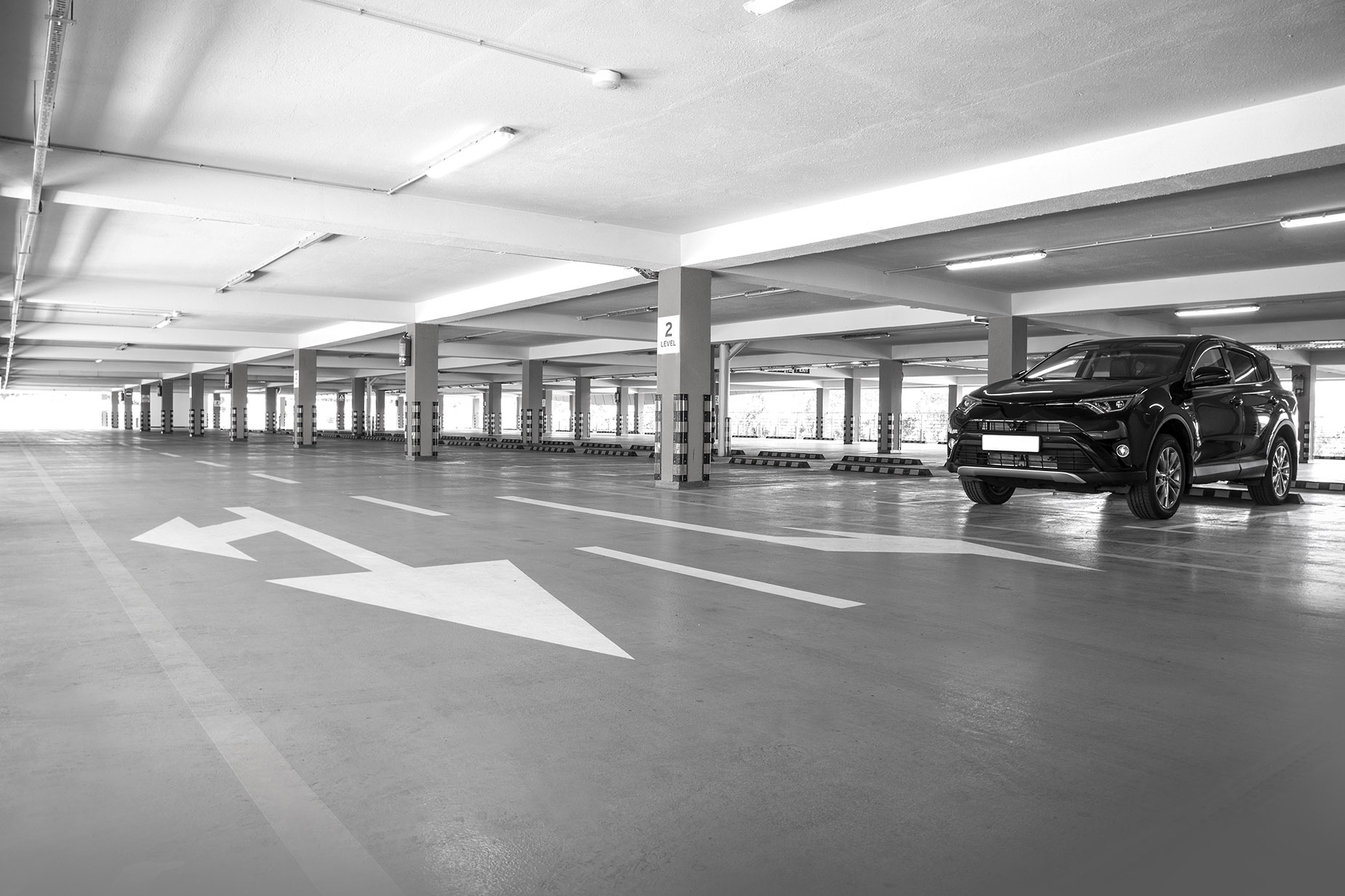 TEST4: Copia14, coche negro en parking de hotel.
