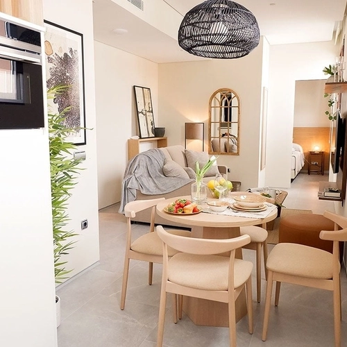 Estudio acogedor con mesa de comedor y sala de estar. U-Sense Sevilla Catedral