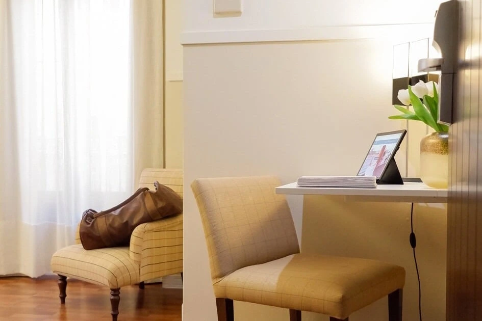 Estudio con silla, escritorio y U-Sense para trabajar o relajarse.