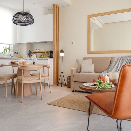 Comedor y sala de estar modernos y luminosos en nuestro hotel. U-Sense Sevilla Catedral