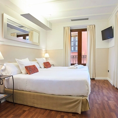Habitación doble con TV y balcón. U-Sense Sevilla Centro