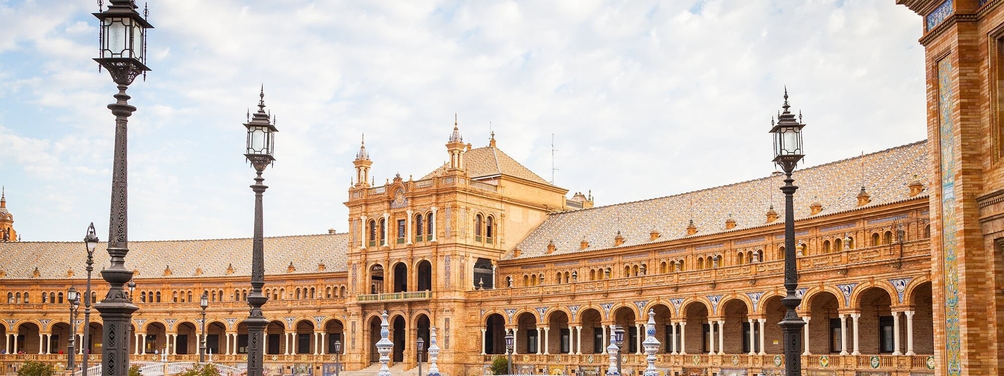 Plaza de España, Sevilla: arquitectura impresionante con lámparas vintage. U-Sense