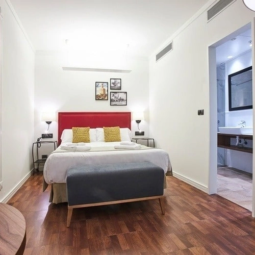 Habitación de hotel moderna con baño contiguo. U-Sense Sevilla Centro