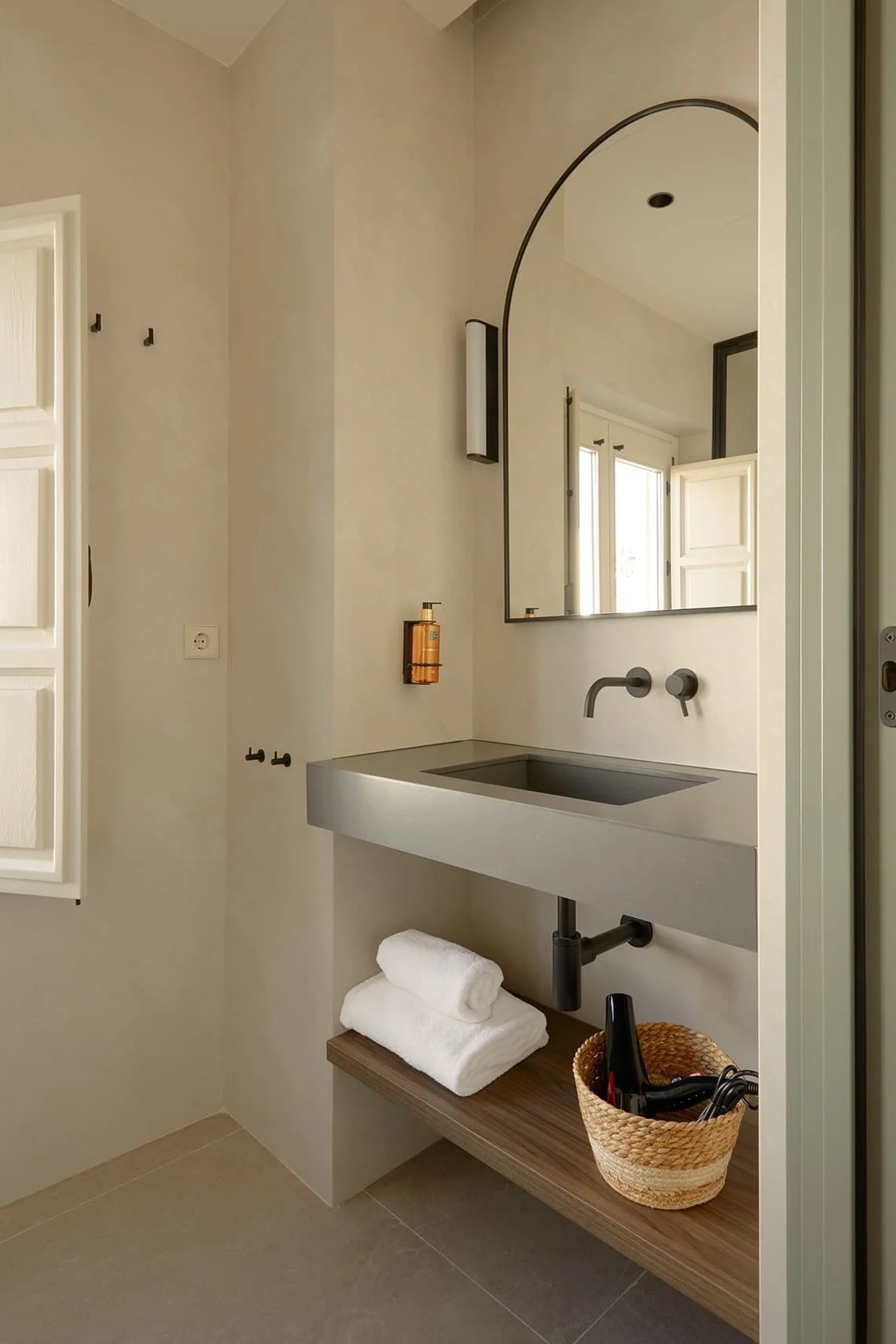 Modern bathroom with sink, mirror, and hair dryer U-Sense.