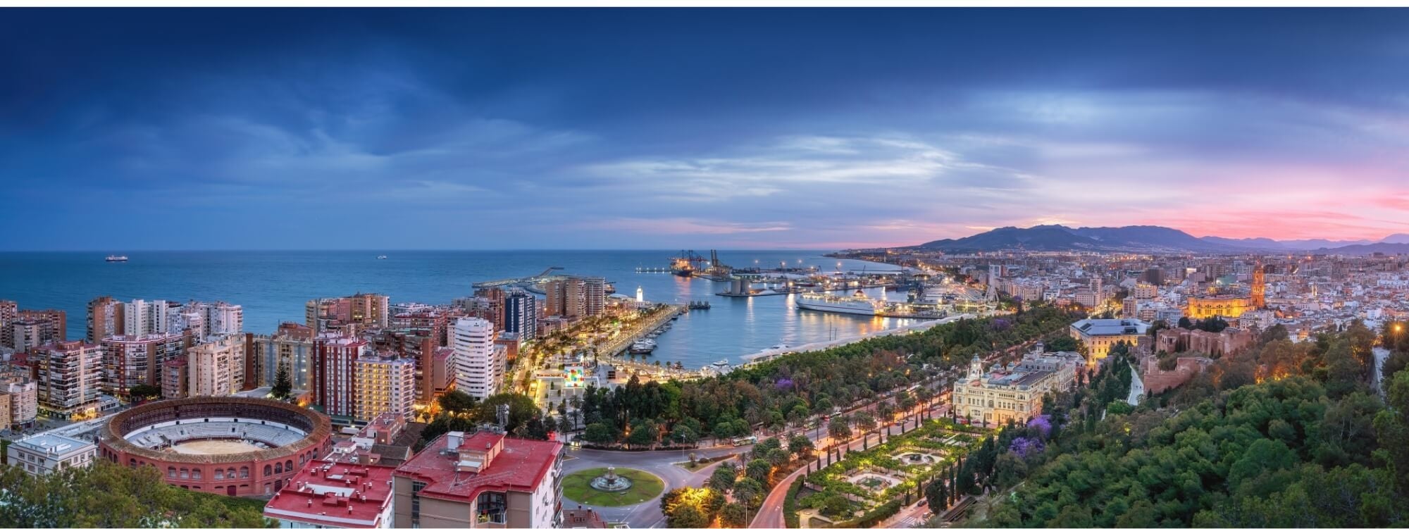 Vista panorámica de Málaga, con la Plaza de Toros, puerto y ciudad al atardecer. U-Sense