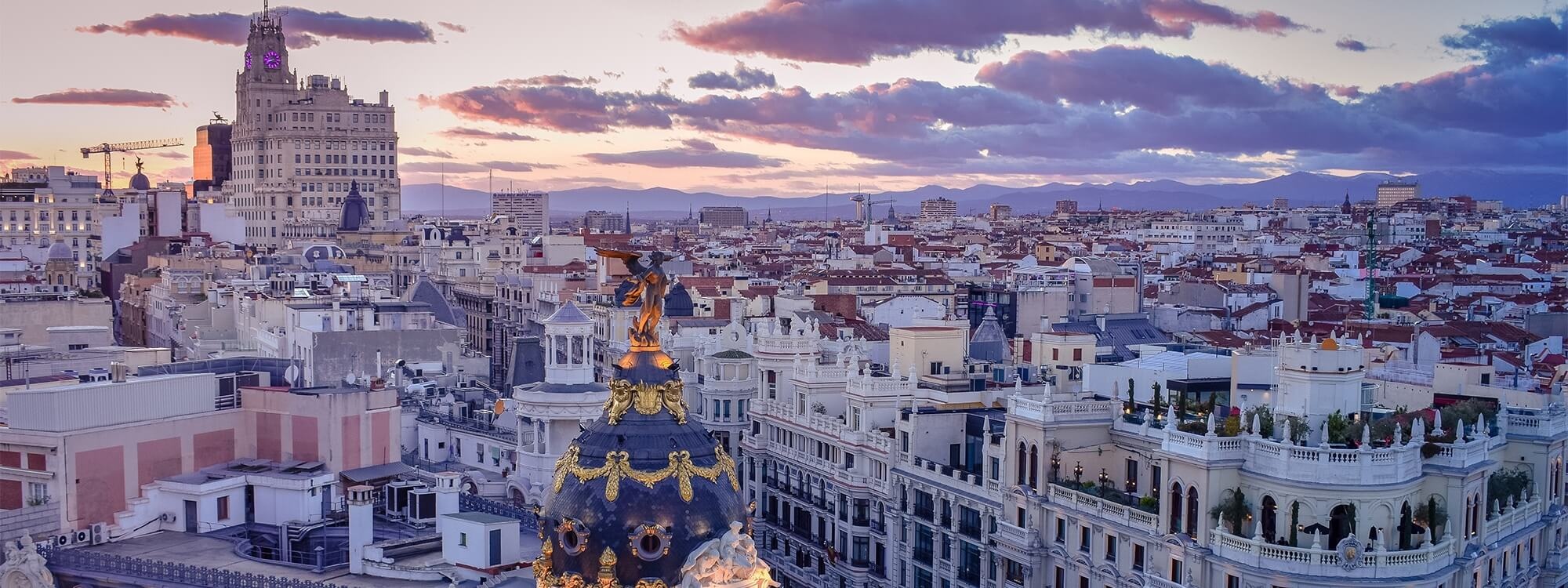 Atardecer en Madrid desde una terraza, vistas panorámicas de edificios históricos. U-Sense