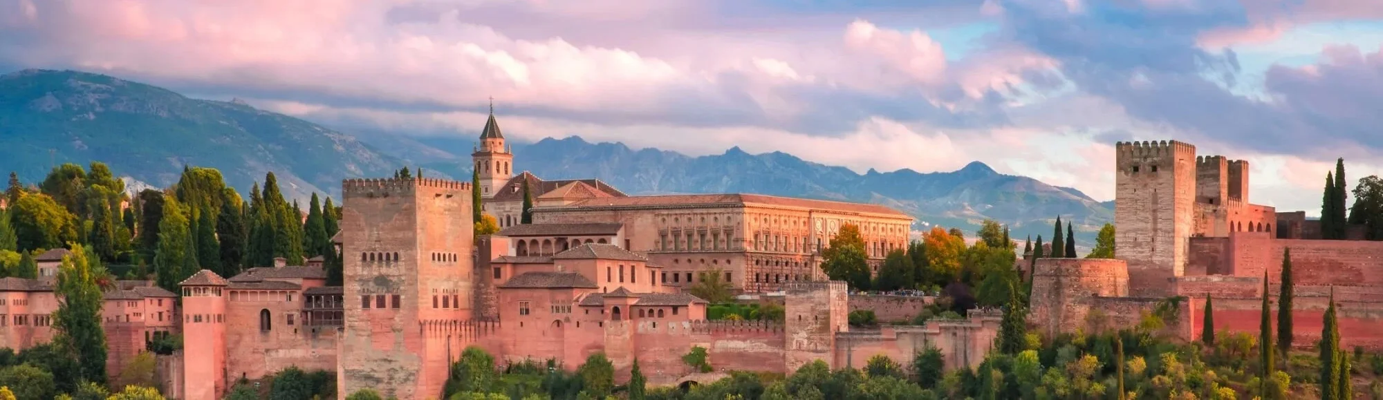 La Alhambra, Granada: vistas al palacio y montañas. U-Sense