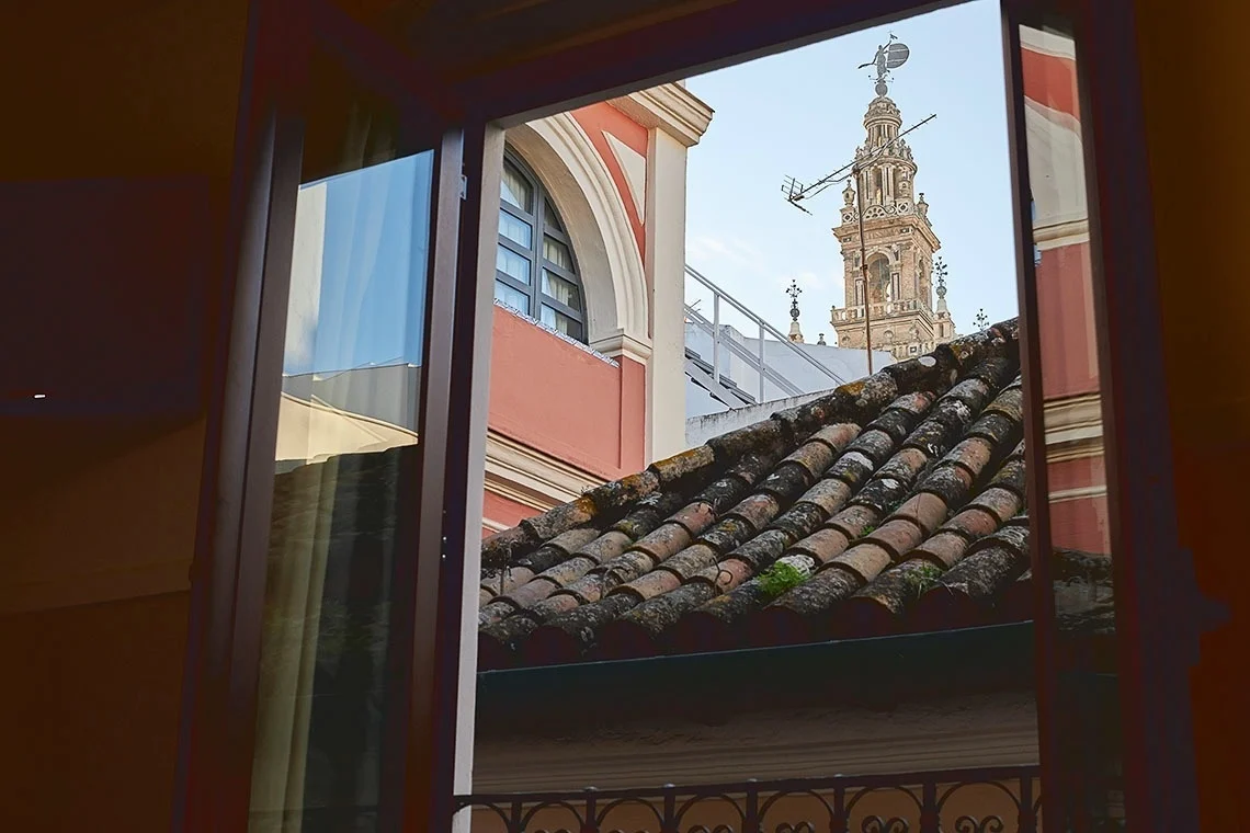 Vista desde habitación de hotel con U-Sense, tejados y campanario.