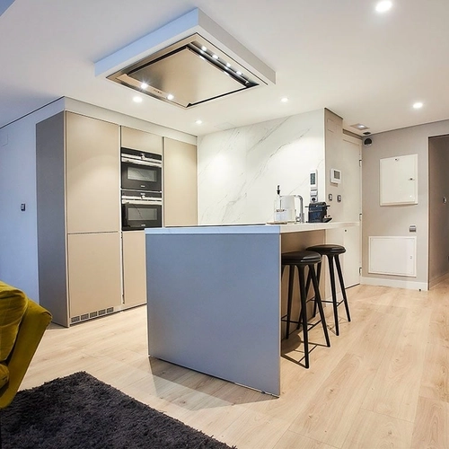 Modern kitchen island with bar stools, in a hotel suite. U-Sense Madrid Santa Ana