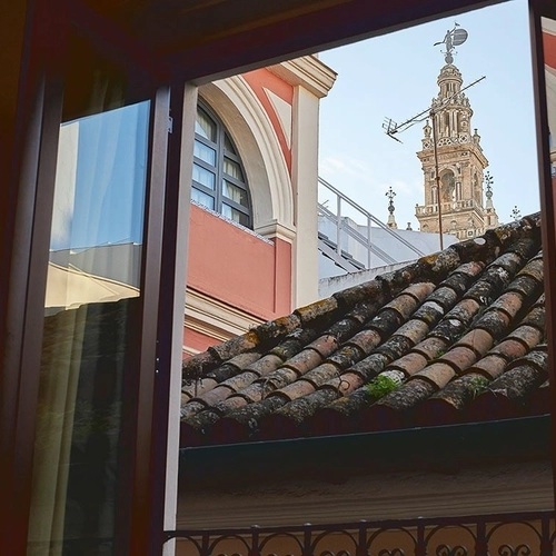 Vistas de tejados y torre de catedral desde ventana. U-Sense Sevilla Centro