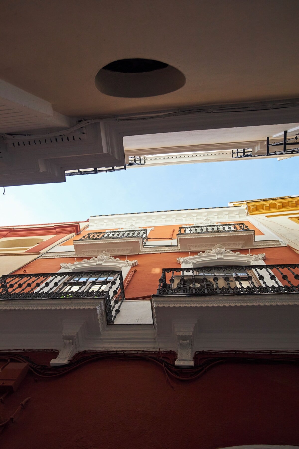 Balcones con rejas de hierro forjado de hoteles con U-Sense Sevilla Santa Cruz | Apartamentos Turísticos en Sevilla en Andalucía.