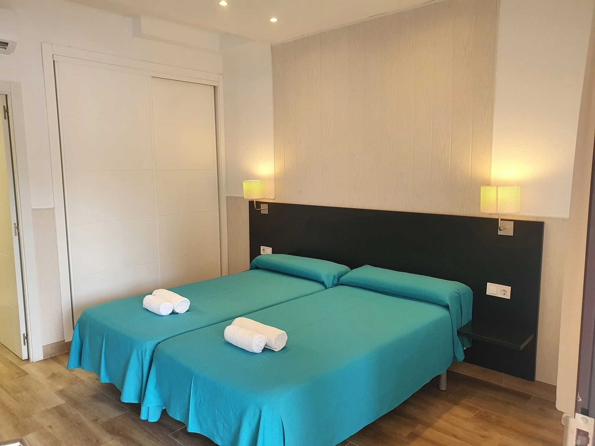 ein Schlafzimmer mit zwei Betten und zwei Handtüchern auf den Betten