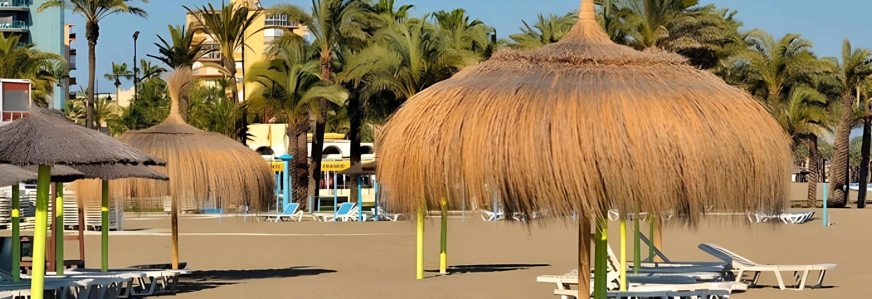 une plage avec des chaises longues et des parasols en osier