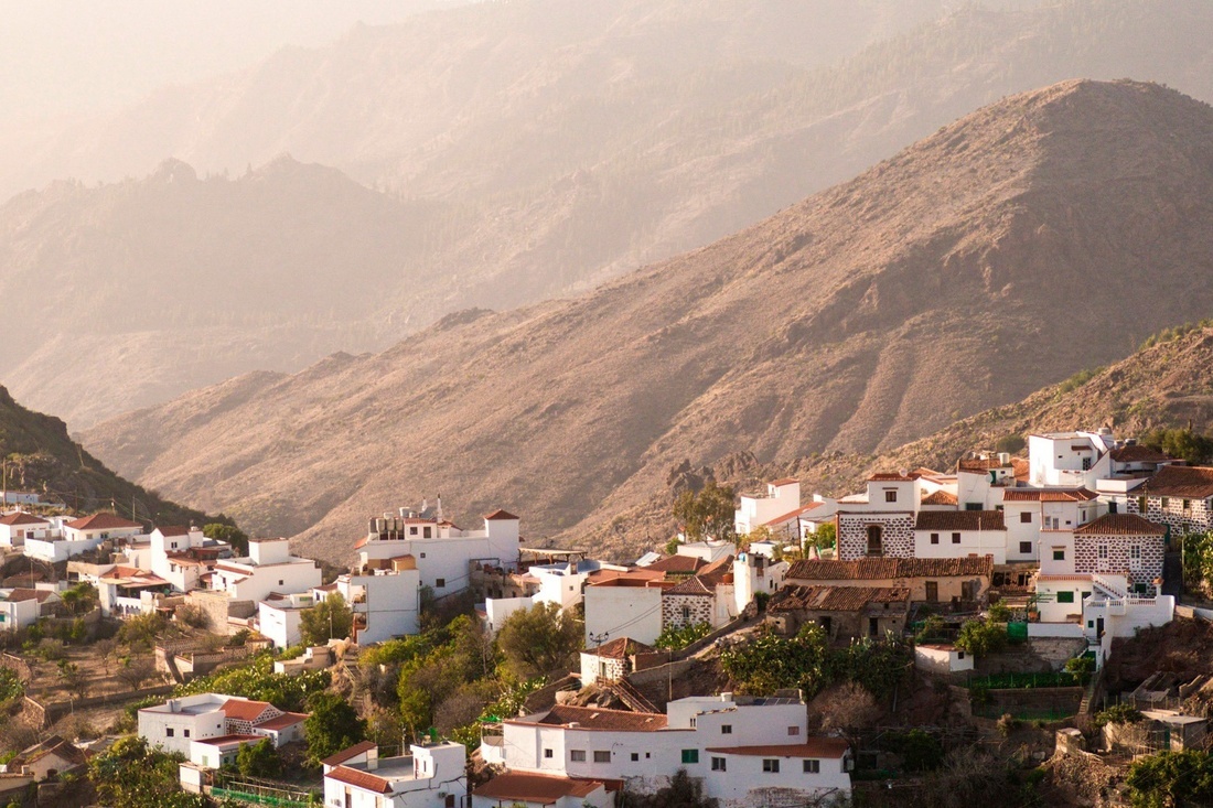 un pequeño pueblo en la ladera de una montaña