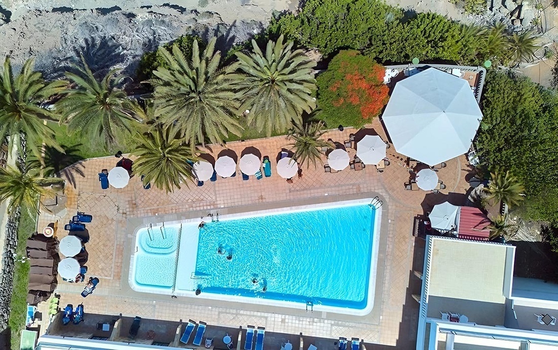 un hombre sin camisa se sienta en una cabina de bronceado