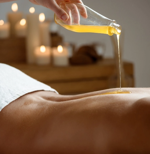 une personne verse de l' huile sur le dos d' une autre personne