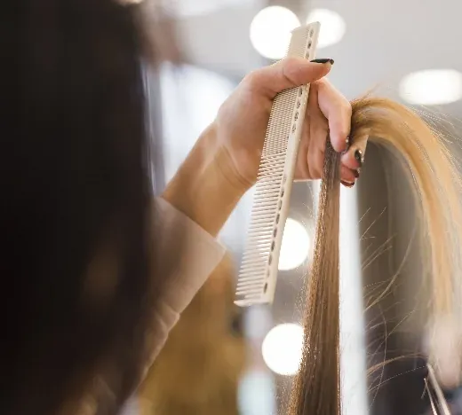Corte de pelo experto en ESTIVAL: Aquum Spa con peine y tijeras.