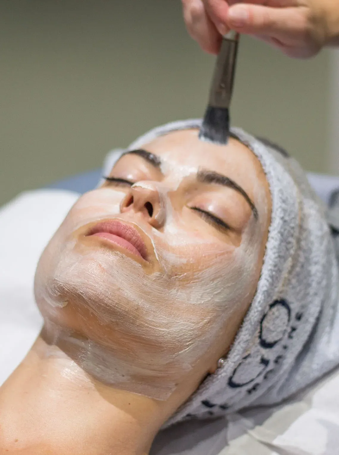 Tractament facial relaxant a ESTIVAL: Aquum Spa per a una pell radiant.