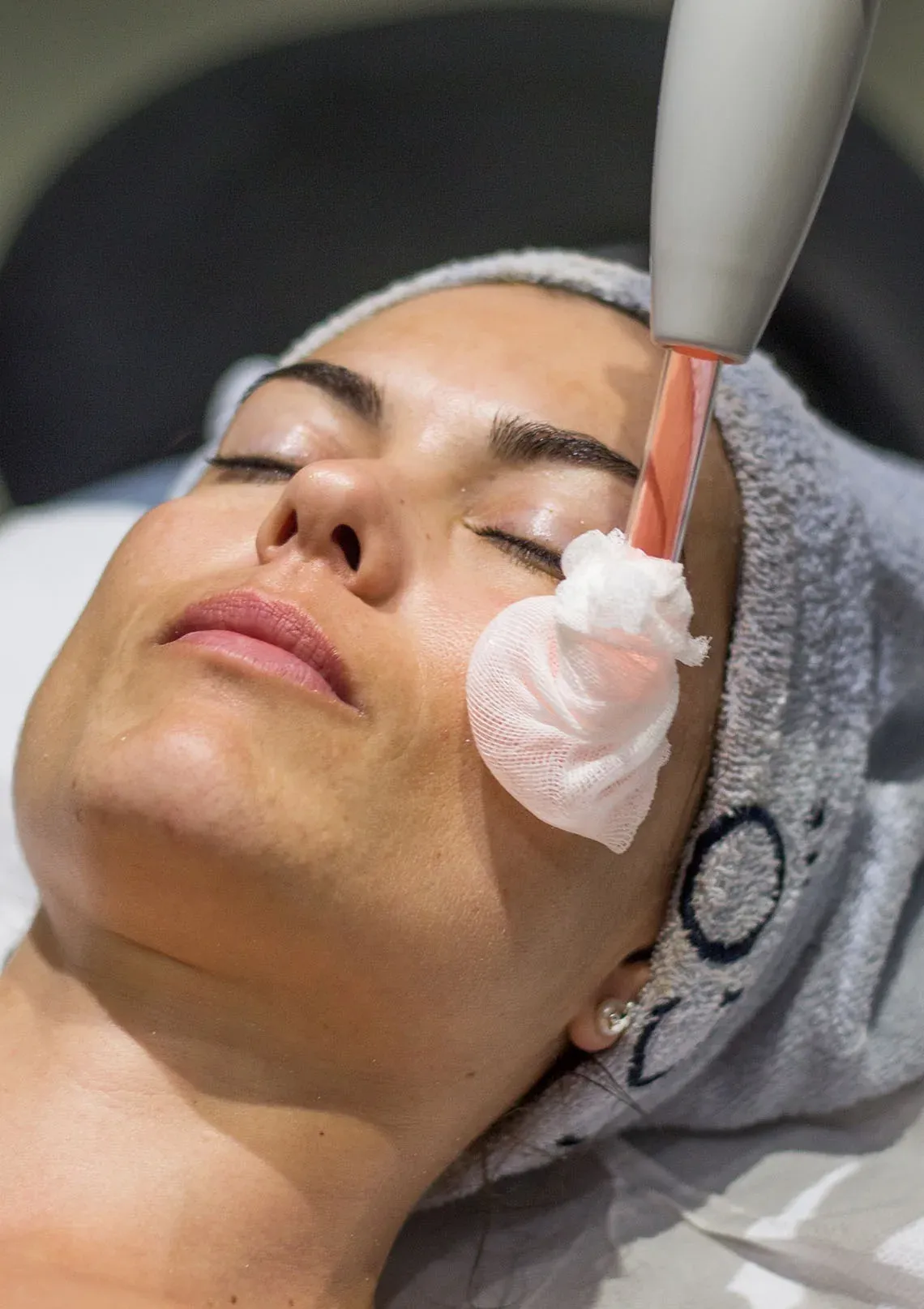 Tractament facial d'alta freqüència a ESTIVAL: Aquum Spa per a una pell radiant.