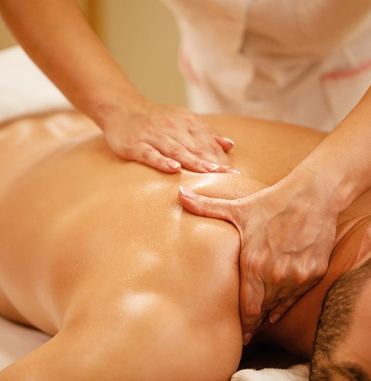 une femme donne un massage à un homme allongé sur une table