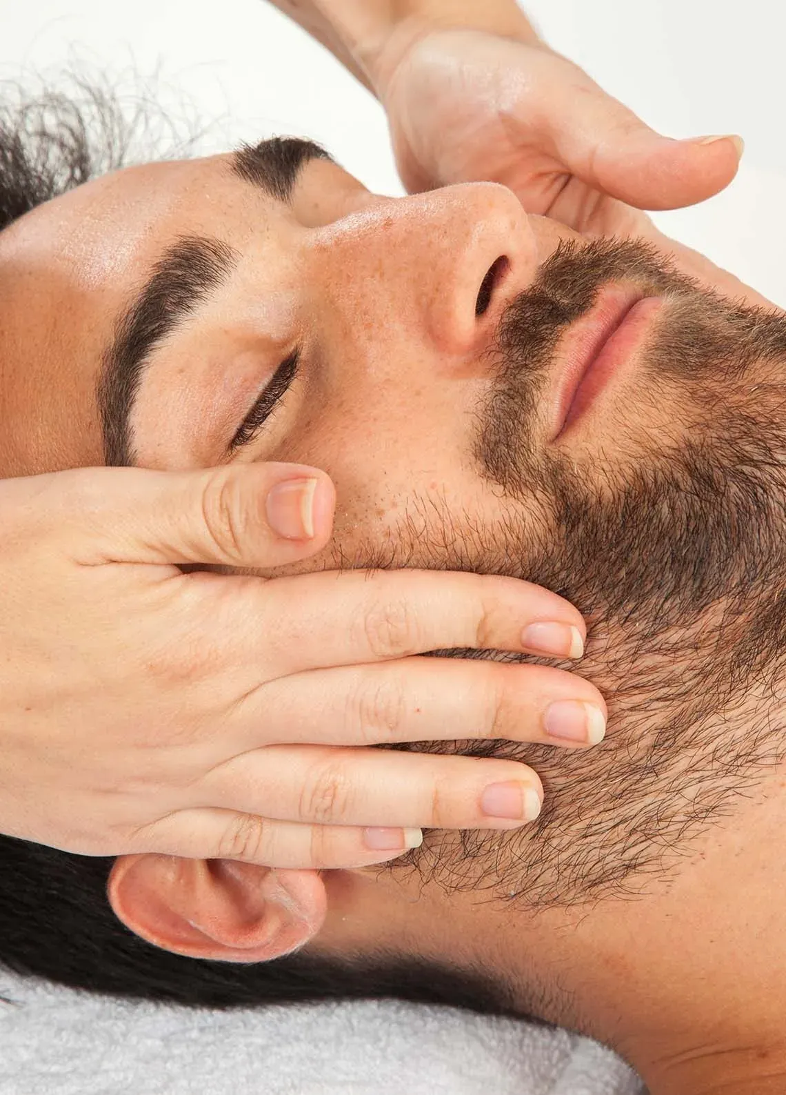 Massatge facial relaxant a ESTIVAL: Aquum Spa. Pell renovada i tranquil·la.