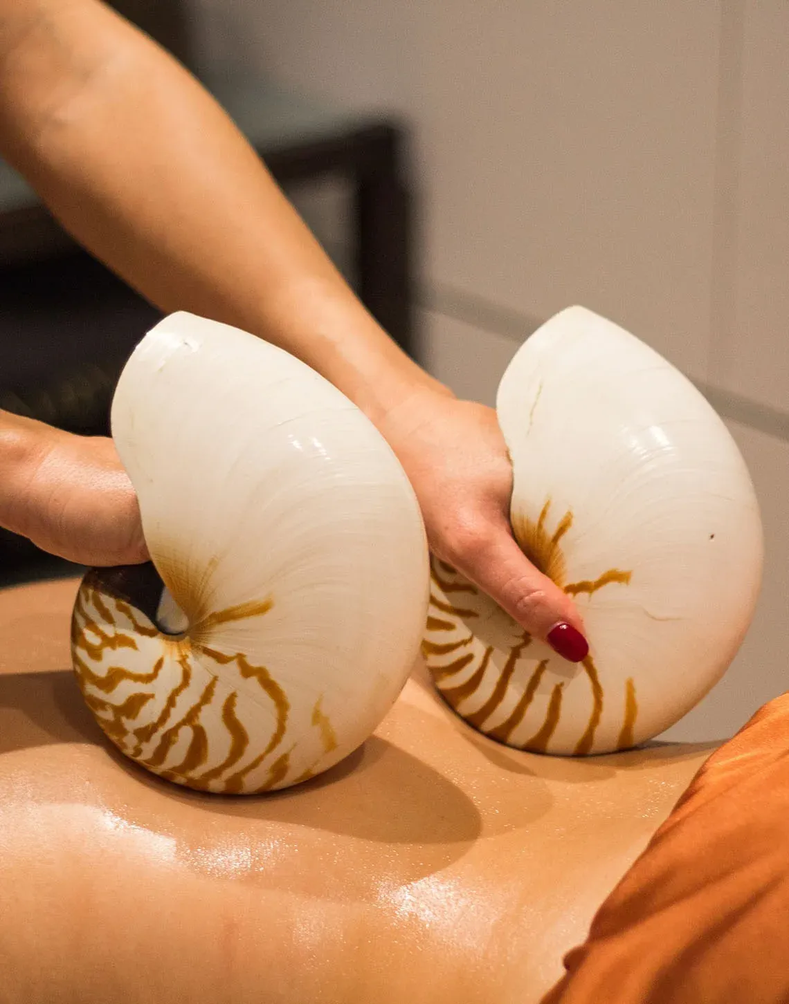 Massatge amb closques de cargol a ESTIVAL: Aquum Spa. Experiència relaxant i única.