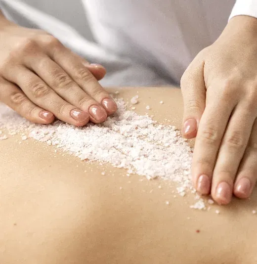 ESTIVAL: Aquum Spa: Exfoliación corporal de sal en la espalda.