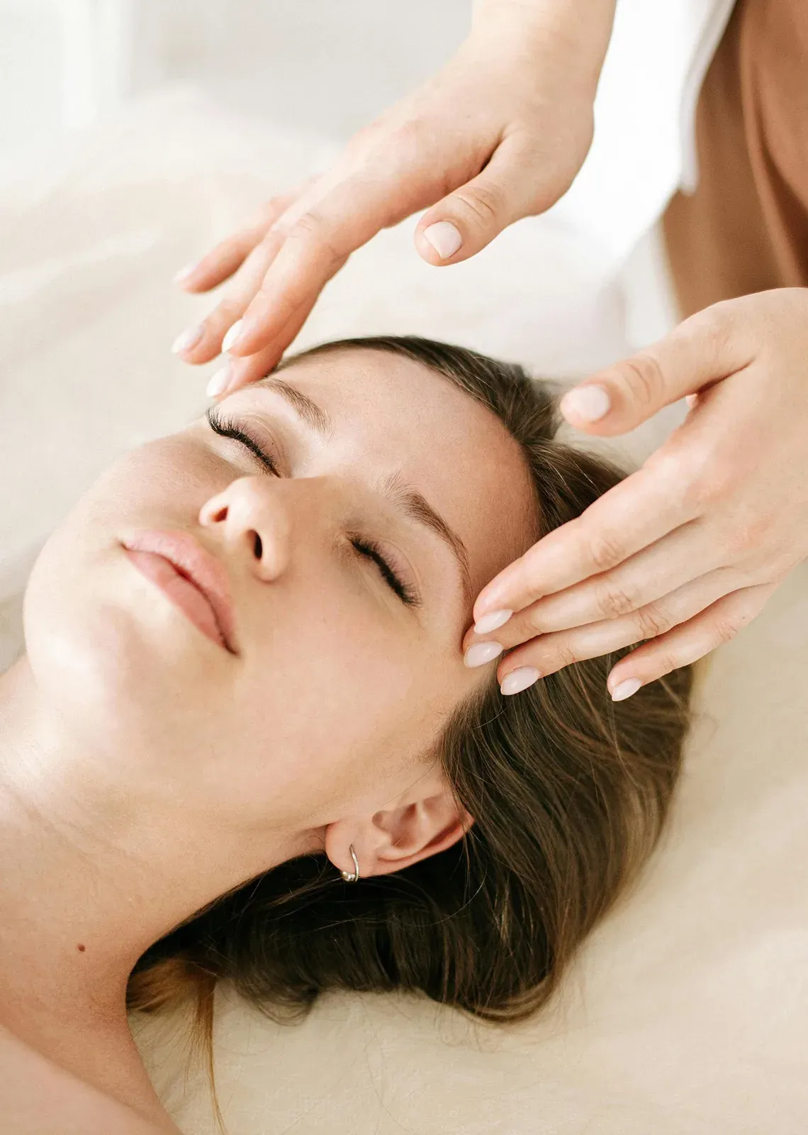 Massatge facial relaxant a ESTIVAL: Aquum Spa per a una estada de benestar única.