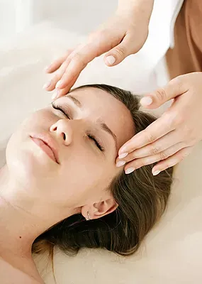 Massatge facial relaxant a ESTIVAL: Aquum Spa per a una estada de benestar única.