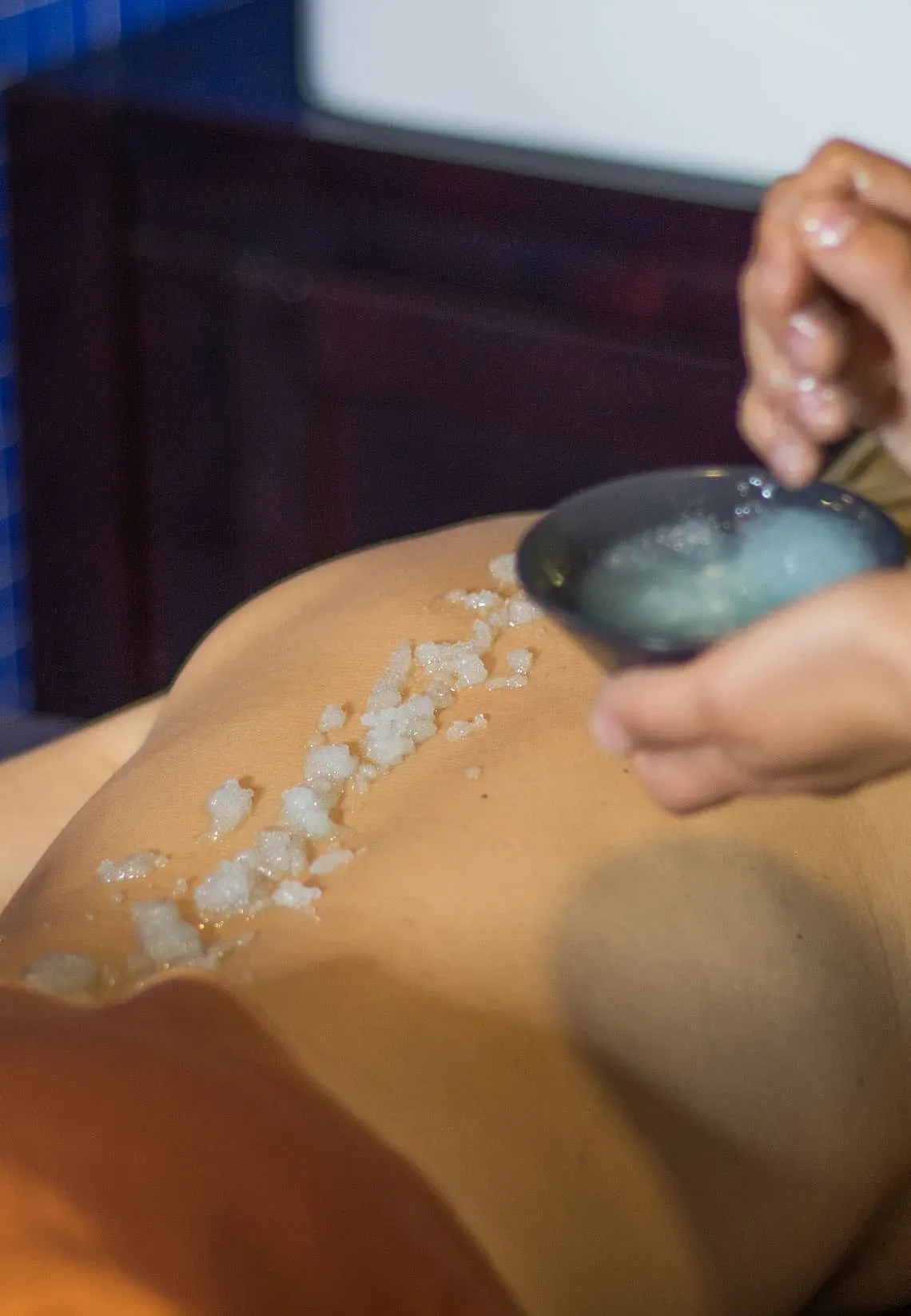 ESTIVAL: Aquum Spa: Tractament exfoliant per a l'esquena amb sal marina.
