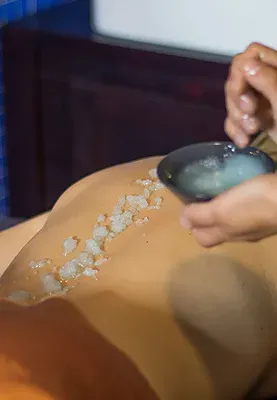 ESTIVAL: Aquum Spa: Tractament exfoliant per a l'esquena amb sal marina.