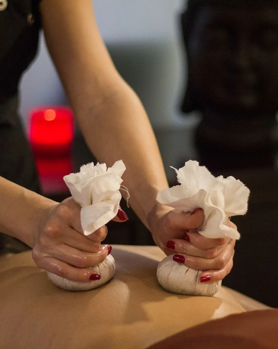 Massatge relaxant amb bosses d'herbes a ESTIVAL: Aquum Spa.