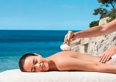 Massatge relaxant a la platja amb eines a ESTIVAL: Aquum Spa.