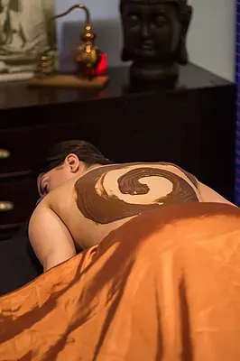 una mulher está recebendo um massagem de chocolate e mel .