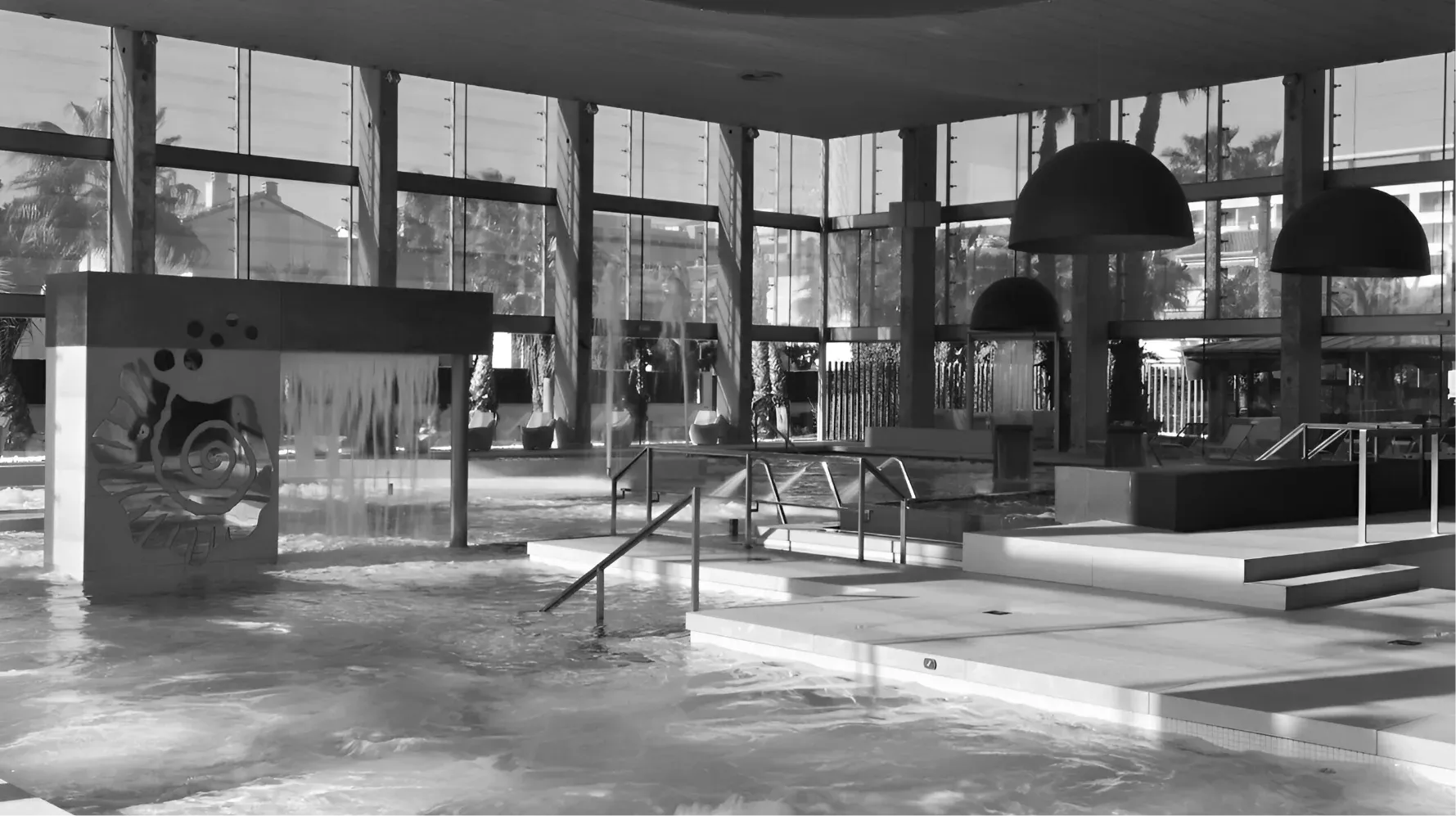 ESTIVAL: Aquum Spa, piscina interior con cascada y diseño moderno.=s1900