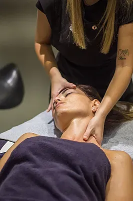 Massatge facial relaxant a ESTIVAL: Aquum Spa, una experiència de benestar inoblidable.