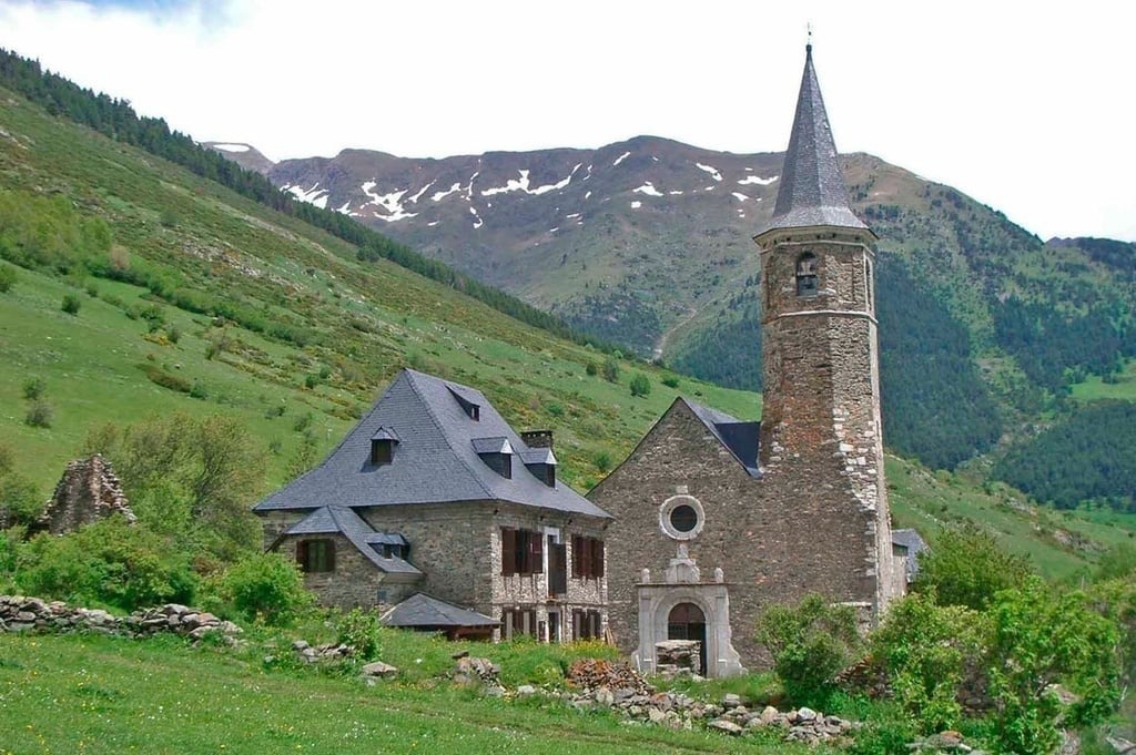 una iglesia en la ladera de una montaña
