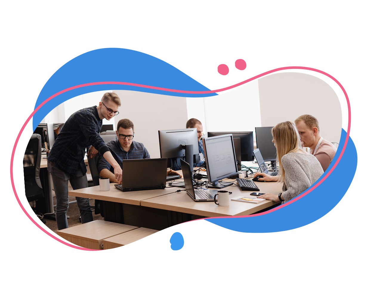 un grupo de hombres y mujeres están mirando una computadora dell