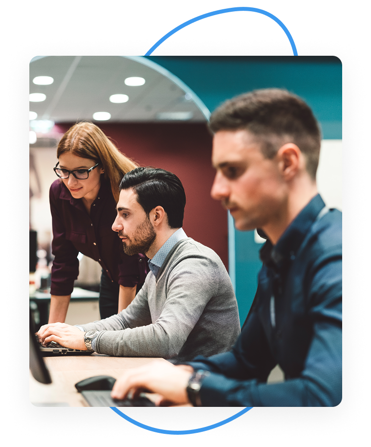 un hombre y una mujer miran la pantalla de una computadora