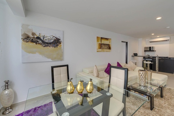 una sala de estar con un sofá y una mesa de comedor