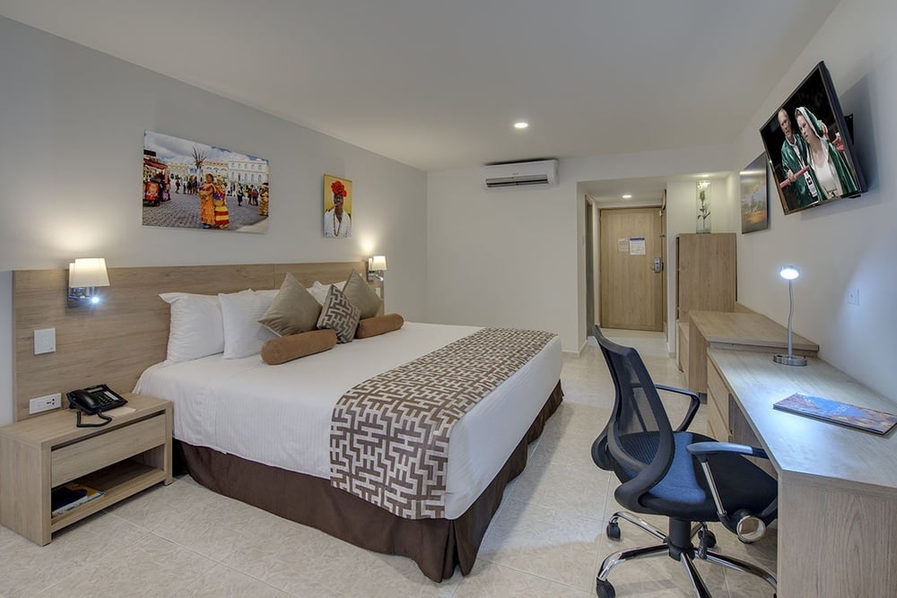 um quarto de hotel com uma cama king size