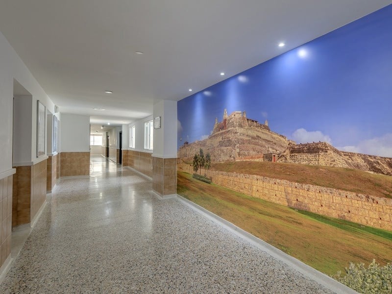 um corredor com uma foto de um castelo na parede