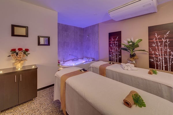 una habitación con dos camas de masaje y un jacuzzi