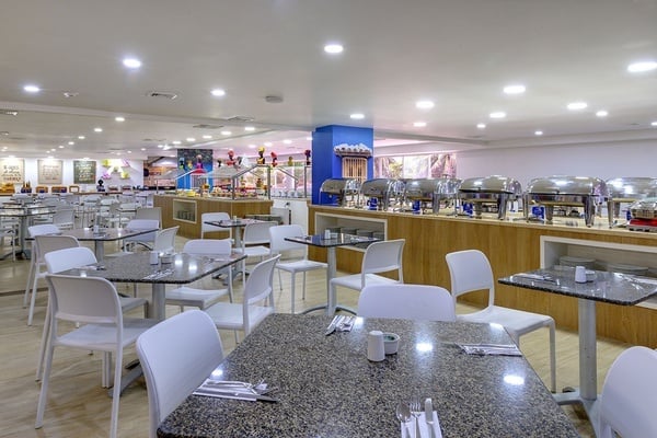 un restaurante con muchas mesas y sillas