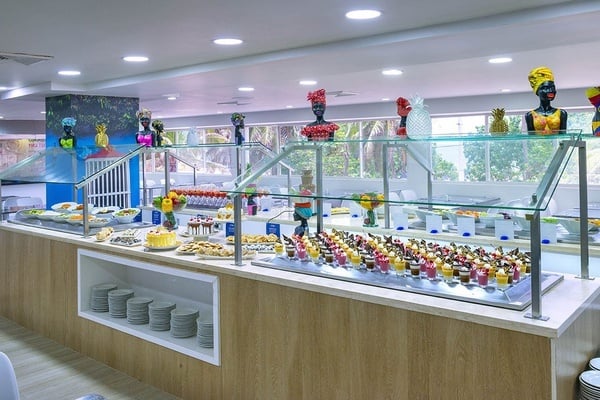 un buffet lleno de comida y bebidas en un restaurante